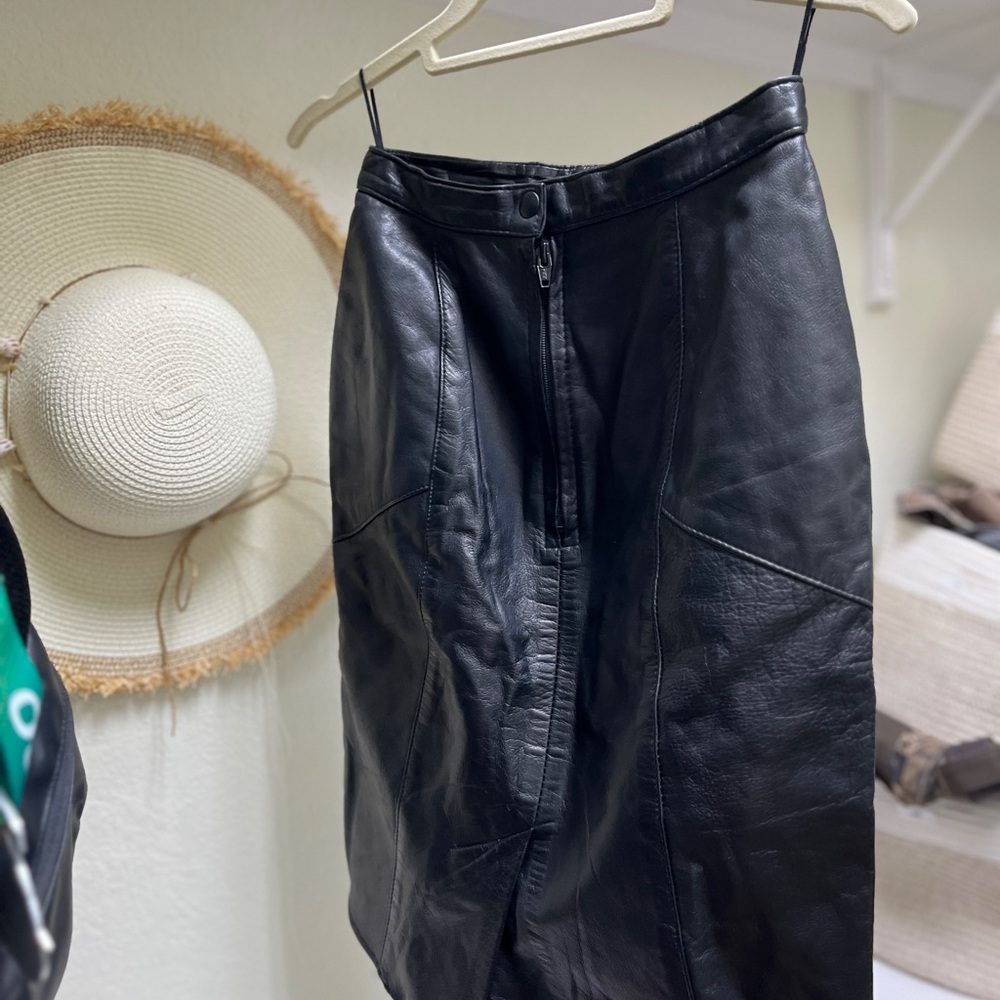 Elegant Black Leather Pencil Skirt